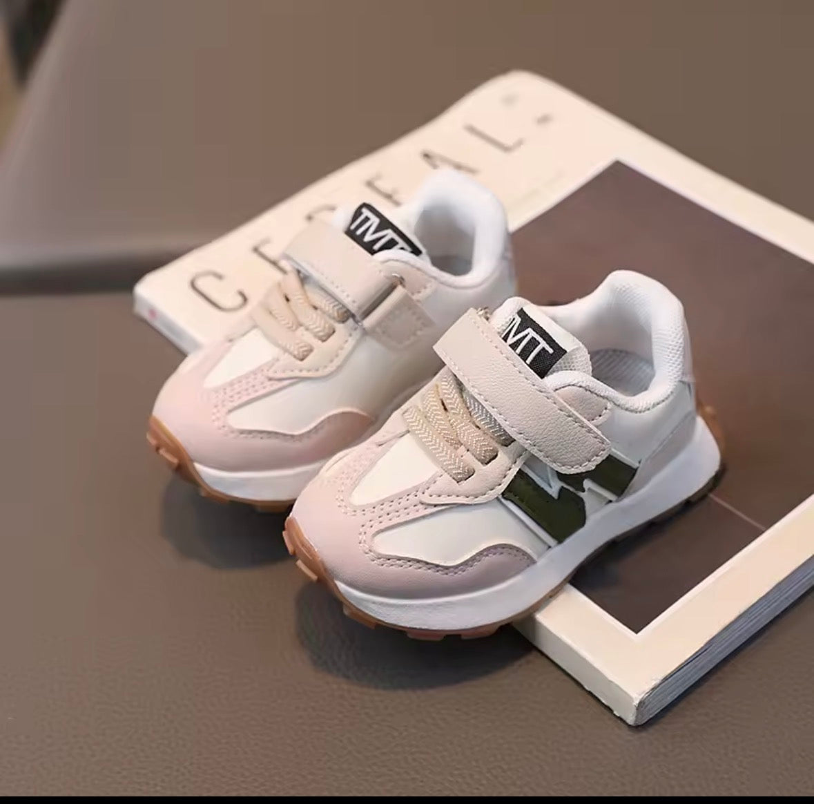 Zapatillas Deportivas Infantiles de Cuero – Suela Blanda y Antideslizante